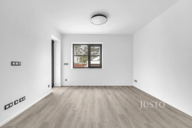 Pronájem 2+kk 45 m² + terasa 4 m² + parkování