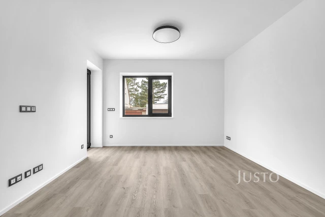 Pronájem 2+kk 45 m² + terasa 4 m² + parkování