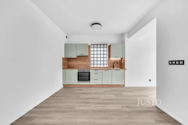 Pronájem 3+kk 79 m² + terasa 4 m² + parkování