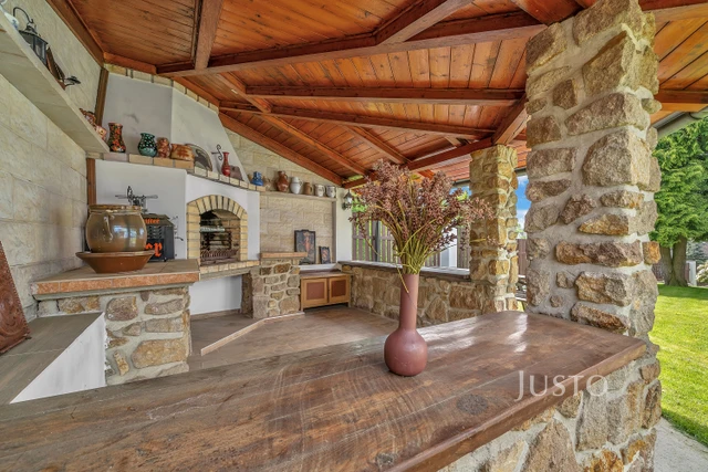 Prodej rodinného domu 261 m² s pozemkem 706 m² + terasa 19 m²
