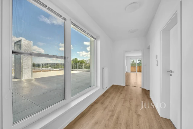Pronájem 3+kk 80 m² + terasa 79 m² + balkón 4 m² + parkování