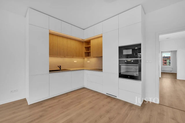 Pronájem 3+kk 80 m² + terasa 79 m² + balkón 4 m² + parkování