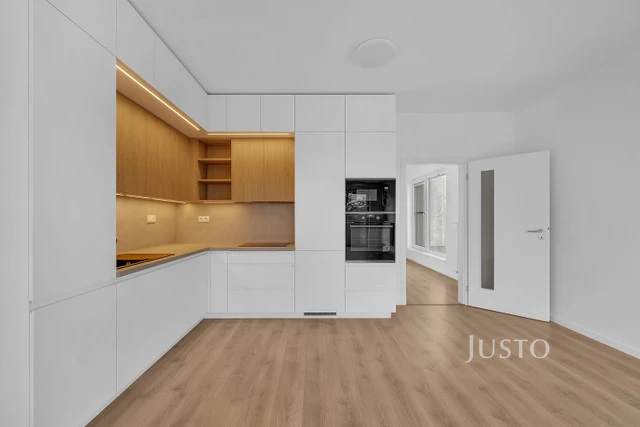 Pronájem 3+kk 80 m² + terasa 79 m² + balkón 4 m² + parkování