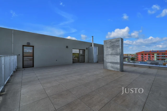 Pronájem 3+kk 80 m² + terasa 79 m² + balkón 4 m² + parkování