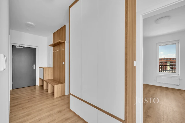 Pronájem 3+kk 80 m² + terasa 79 m² + balkón 4 m² + parkování