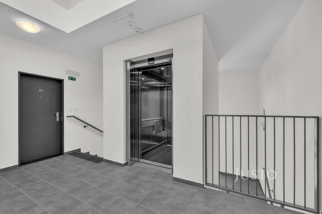 Pronájem 3+kk 80 m² + terasa 79 m² + balkón 4 m² + parkování