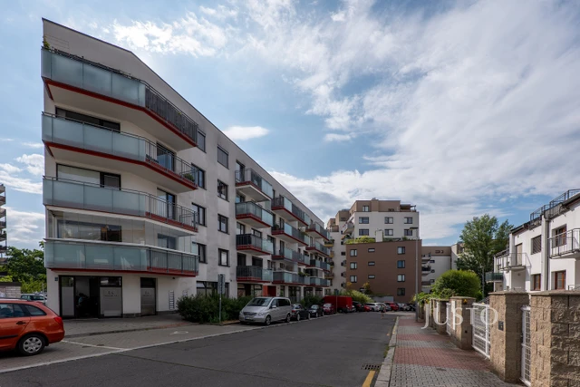 Pronájem 2+kk 55 m² + garáž