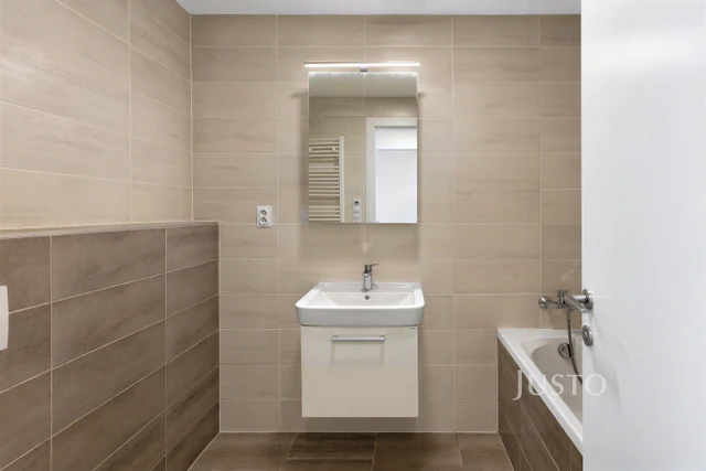 Pronájem 2+kk, 53 m² + terasa + garáž, V Jehličí, Praha 4 - Krč