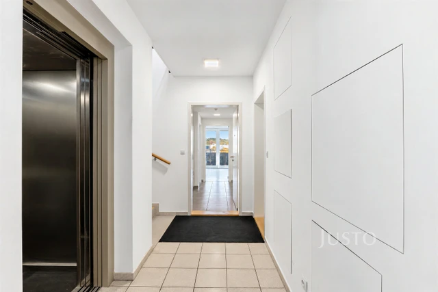 Pronájem 2+kk, 53 m² + terasa + garáž, V Jehličí, Praha 4 - Krč