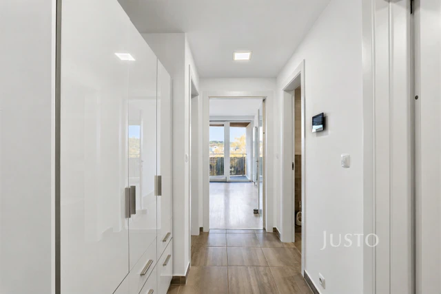 Pronájem 2+kk, 53 m² + terasa + garáž, V Jehličí, Praha 4 - Krč