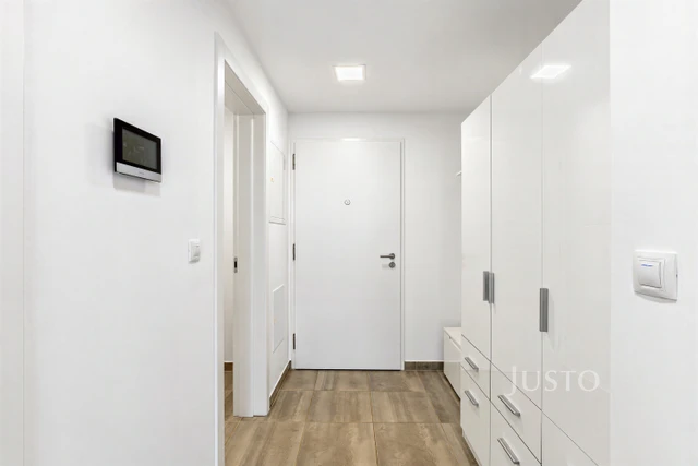 Pronájem 2+kk, 53 m² + terasa + garáž, V Jehličí, Praha 4 - Krč