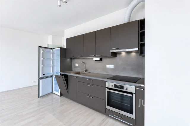 Pronájem 2+kk, 53 m² + terasa + garáž, V Jehličí, Praha 4 - Krč