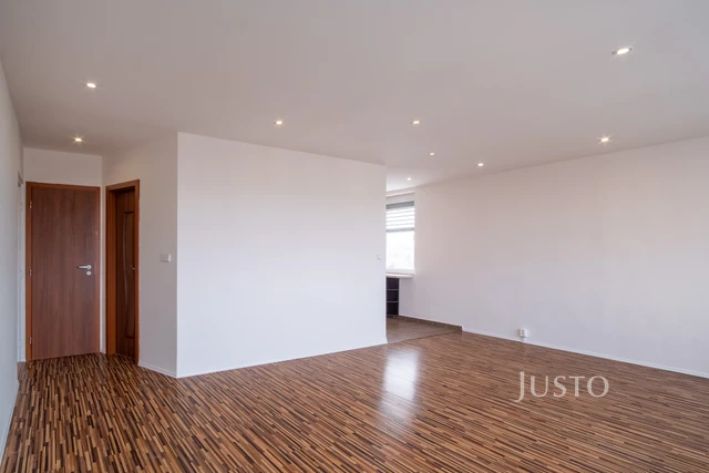 Pronájem 3+1 (+lodžie+komora), 74 m², V Zápolí, Praha 4 - Michle