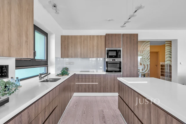 Prodej vily 188 m² s pozemkem 3413 m² + terasa 32 m²