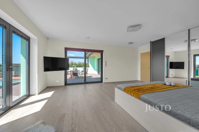 Prodej vily 188 m² s pozemkem 3413 m² + terasa 32 m²