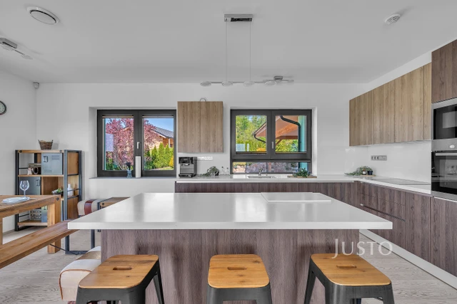 Prodej vily 188 m² s pozemkem 3413 m² + terasa 32 m²