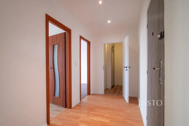 Pronájem 3+1 (+lodžie+komora), 74 m², V Zápolí, Praha 4 - Michle