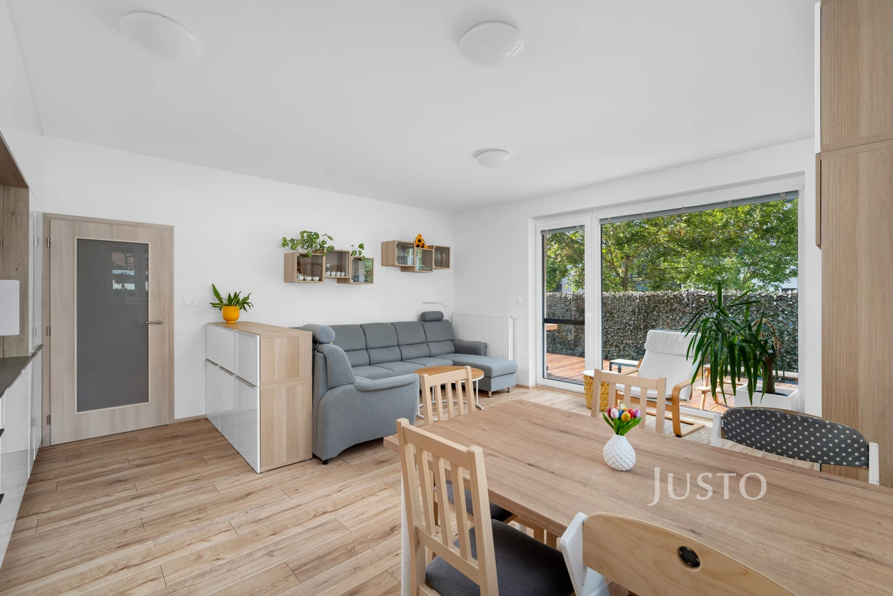 Prodej bytu 3+kk 73,5 m² + zahrada 73 m² (z toho terasy 4,5 m² a 34 m²) + parkování + sklepy 2 x 1,7 m²
