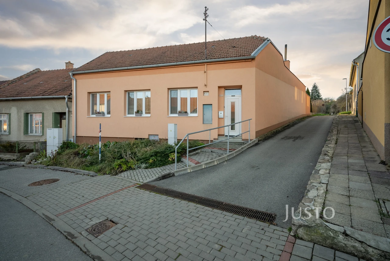 Prodej rodinného domu 308 m² s pozemkem 879 m²