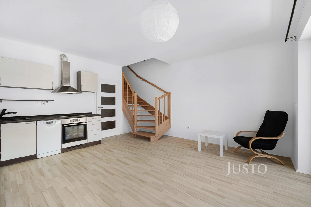 Pronájem 4+kk 71 m² + balkón 4 m² + garáž