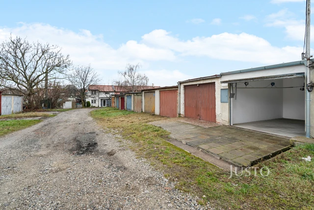 Pronájem garáže 16 m² s pozemkem 38 m²