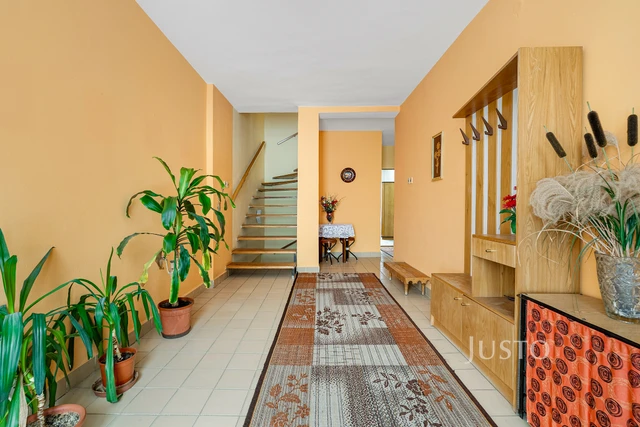 Prodej rodinného domu 253 m² s pozemkem 261 m² + lodžie 16 m² + balkón 8 m²