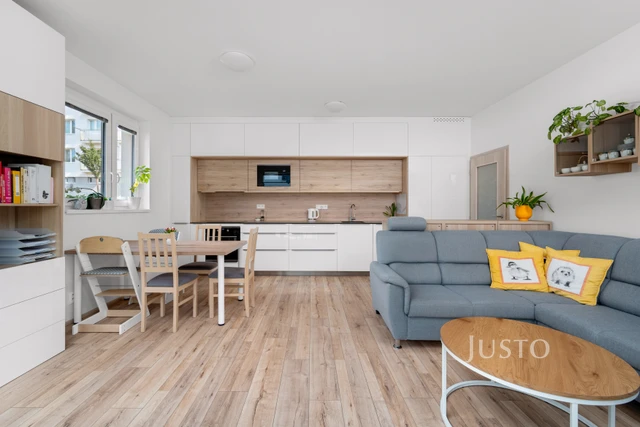 Prodej bytu 3+kk 73,5 m² + zahrada 73 m² (z toho terasy 4,5 m² a 34 m²) + parkování + sklepy 2 x 1,7 m²