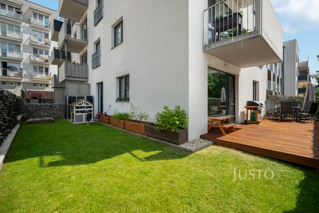 Prodej bytu 3+kk 73,5 m² + zahrada 73 m² (z toho terasy 4,5 m² a 34 m²) + parkování + sklepy 2 x 1,7 m²