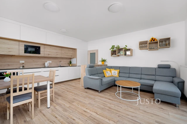 Prodej bytu 3+kk 73,5 m² + zahrada 73 m² (z toho terasy 4,5 m² a 34 m²) + parkování + sklepy 2 x 1,7 m²