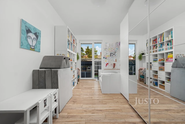 Prodej bytu 3+kk 73,5 m² + zahrada 73 m² (z toho terasy 4,5 m² a 34 m²) + parkování + sklepy 2 x 1,7 m²