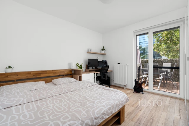 Prodej bytu 3+kk 73,5 m² + zahrada 73 m² (z toho terasy 4,5 m² a 34 m²) + parkování + sklepy 2 x 1,7 m²