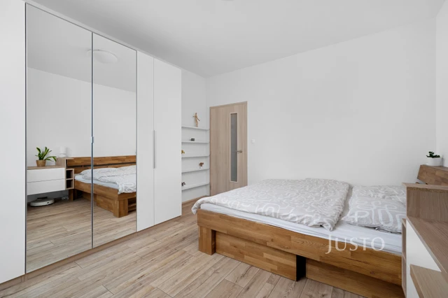 Prodej bytu 3+kk 73,5 m² + zahrada 73 m² (z toho terasy 4,5 m² a 34 m²) + parkování + sklepy 2 x 1,7 m²
