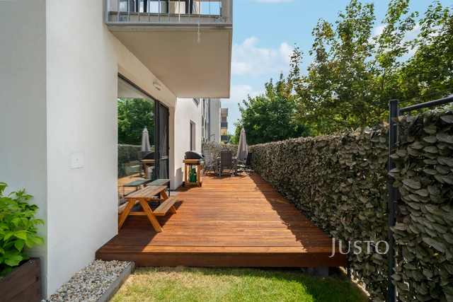 Prodej bytu 3+kk 73,5 m² + zahrada 73 m² (z toho terasy 4,5 m² a 34 m²) + parkování + sklepy 2 x 1,7 m²