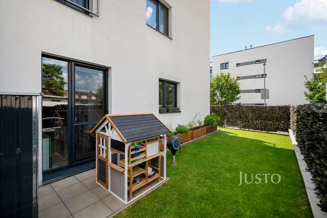 Prodej bytu 3+kk 73,5 m² + zahrada 73 m² (z toho terasy 4,5 m² a 34 m²) + parkování + sklepy 2 x 1,7 m²