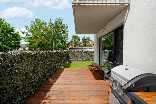Prodej bytu 3+kk 73,5 m² + zahrada 73 m² (z toho terasy 4,5 m² a 34 m²) + parkování + sklepy 2 x 1,7 m²