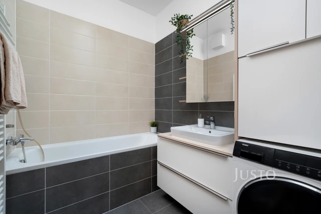 Prodej bytu 3+kk 73,5 m² + zahrada 73 m² (z toho terasy 4,5 m² a 34 m²) + parkování + sklepy 2 x 1,7 m²