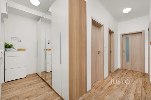 Prodej bytu 3+kk 73,5 m² + zahrada 73 m² (z toho terasy 4,5 m² a 34 m²) + parkování + sklepy 2 x 1,7 m²