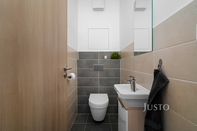 Prodej bytu 3+kk 73,5 m² + zahrada 73 m² (z toho terasy 4,5 m² a 34 m²) + parkování + sklepy 2 x 1,7 m²