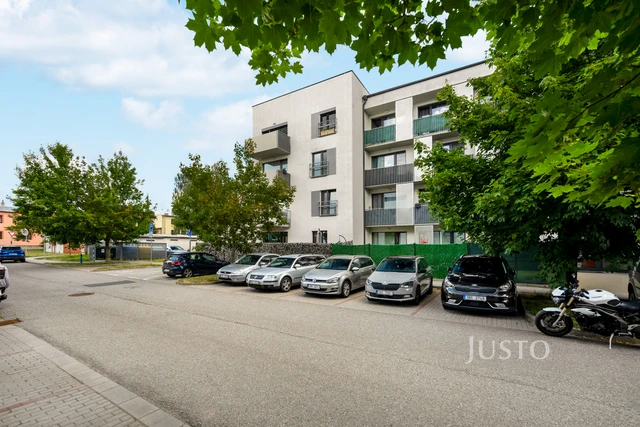 Prodej bytu 3+kk 73,5 m² + zahrada 73 m² (z toho terasy 4,5 m² a 34 m²) + parkování + sklepy 2 x 1,7 m²