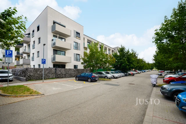 Prodej bytu 3+kk 73,5 m² + zahrada 73 m² (z toho terasy 4,5 m² a 34 m²) + parkování + sklepy 2 x 1,7 m²