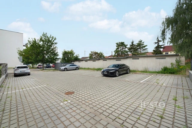 Prodej bytu 3+kk 73,5 m² + zahrada 73 m² (z toho terasy 4,5 m² a 34 m²) + parkování + sklepy 2 x 1,7 m²