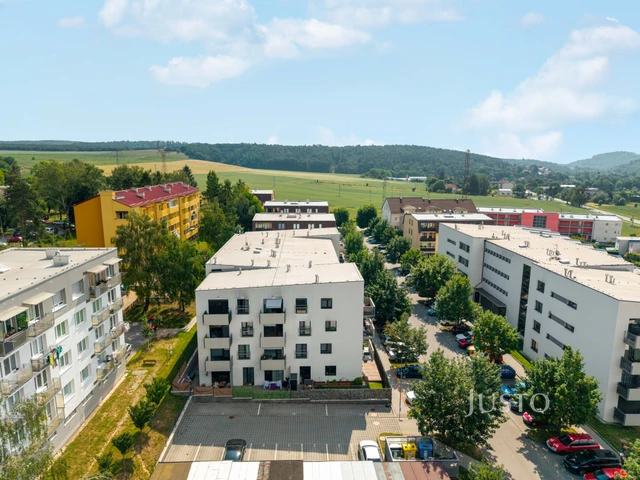 Prodej bytu 3+kk 73,5 m² + zahrada 73 m² (z toho terasy 4,5 m² a 34 m²) + parkování + sklepy 2 x 1,7 m²