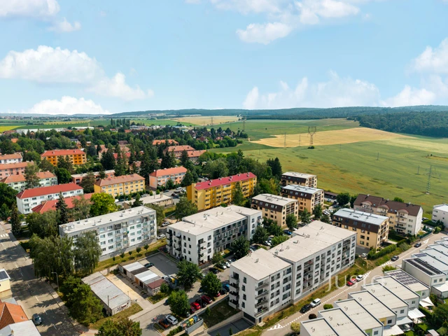 Prodej bytu 3+kk 73,5 m² + zahrada 73 m² (z toho terasy 4,5 m² a 34 m²) + parkování + sklepy 2 x 1,7 m²