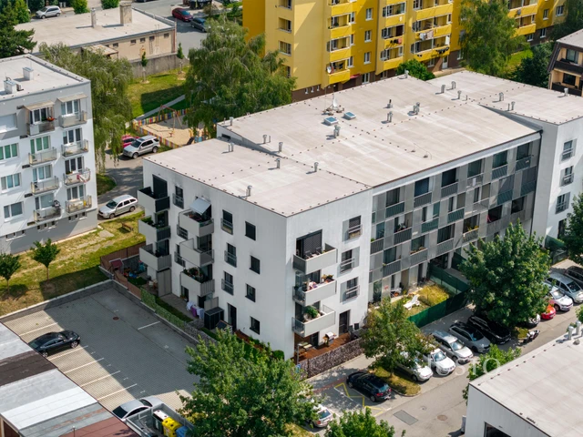 Prodej bytu 3+kk 73,5 m² + zahrada 73 m² (z toho terasy 4,5 m² a 34 m²) + parkování + sklepy 2 x 1,7 m²