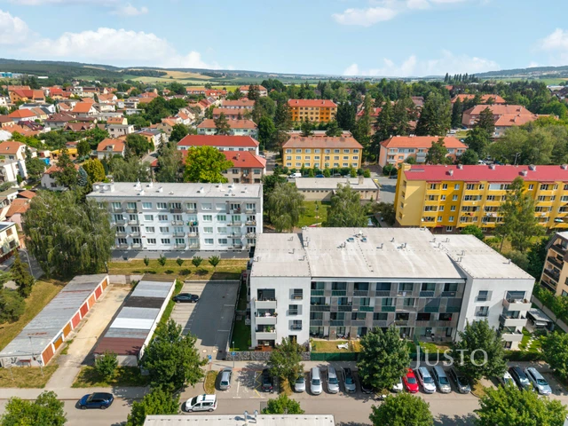 Prodej bytu 3+kk 73,5 m² + zahrada 73 m² (z toho terasy 4,5 m² a 34 m²) + parkování + sklepy 2 x 1,7 m²