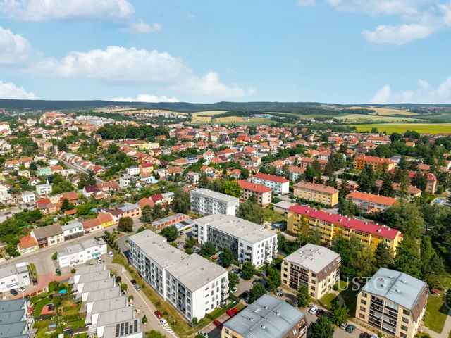 Prodej bytu 3+kk 73,5 m² + zahrada 73 m² (z toho terasy 4,5 m² a 34 m²) + parkování + sklepy 2 x 1,7 m²