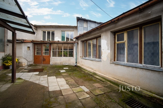 Prodej rodinného domu 308 m² s pozemkem 879 m²