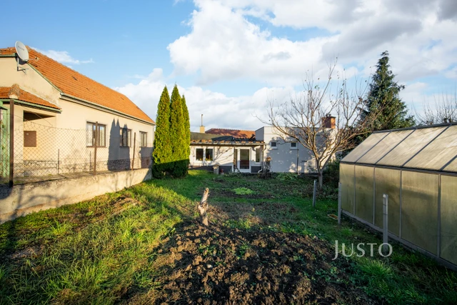 Prodej rodinného domu 308 m² s pozemkem 879 m²