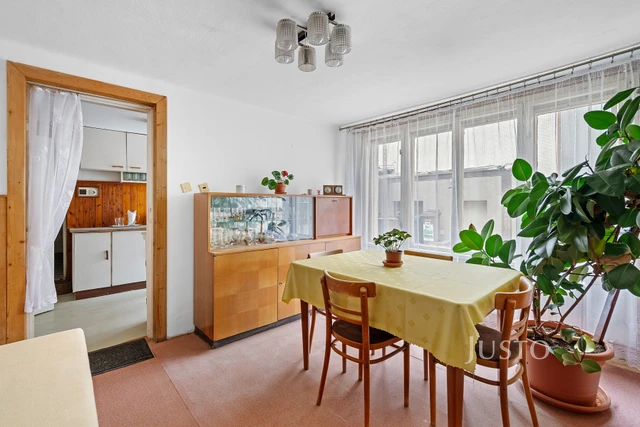 Prodej rodinného domu 308 m² s pozemkem 879 m²