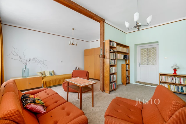 Prodej rodinného domu 308 m² s pozemkem 879 m²